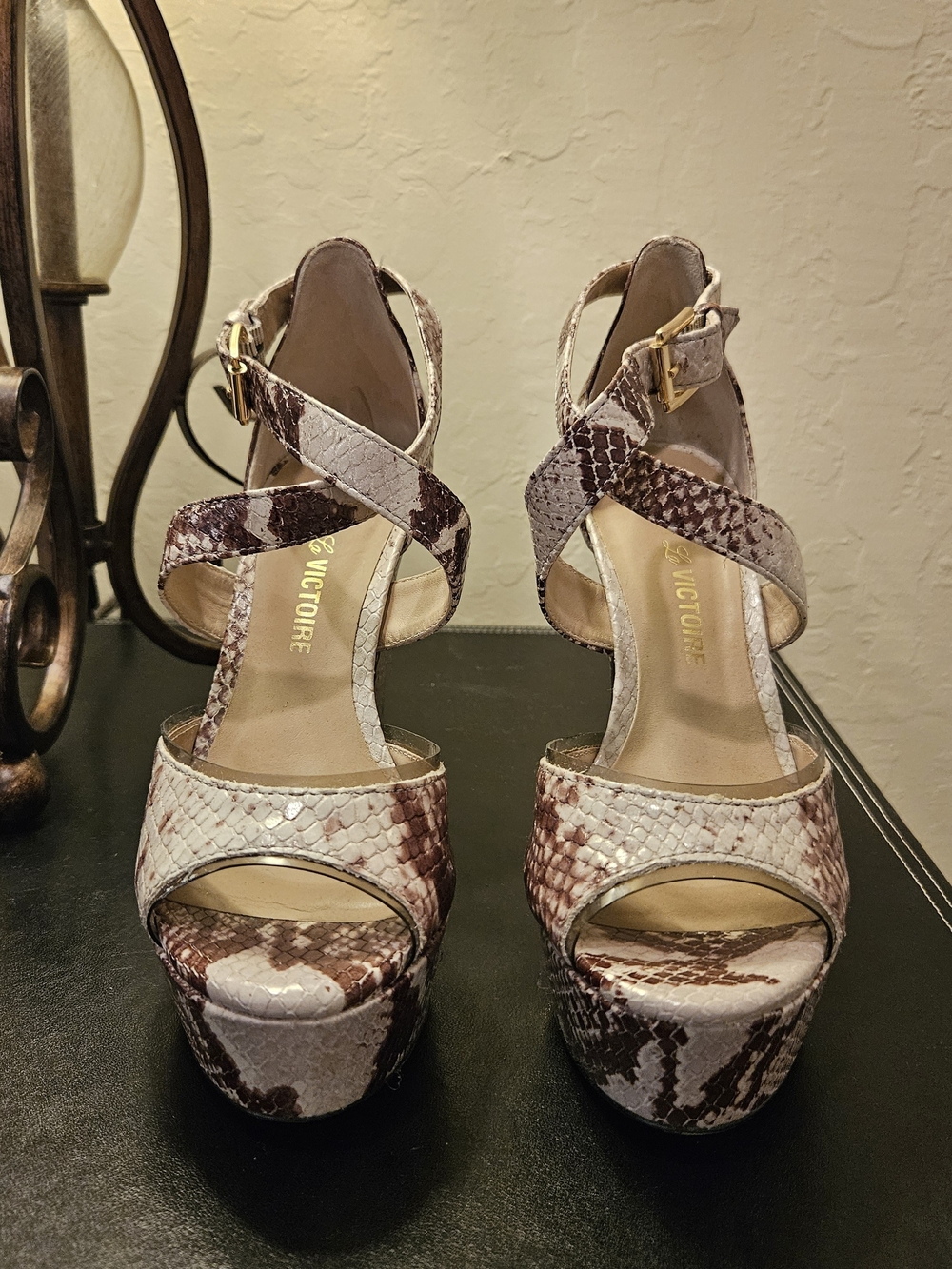 NEW Pour La Victoire Brown & Cream Snakeskin Platform Sandals, Size 5.5 (Item #8